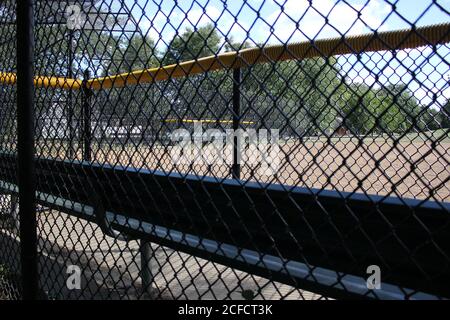 Le diamant de base-ball vide et des gradins au parc local. Banque D'Images