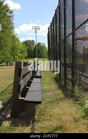 Le diamant de base-ball vide et des gradins au parc local. Banque D'Images