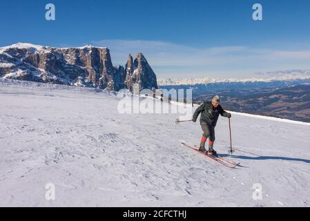 Italie, Tyrol du Sud, Trentin-Haut-Adige, Dolomites, Seiser Alm, Alpe di Siusi, Mont Seuc, région de Schlern, skieur de nostalgie Otto Mauroner Banque D'Images