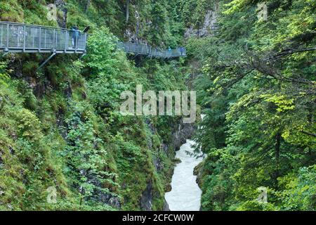 Passerelle dans la gorge de Leutasch par temps pluvieux Banque D'Images