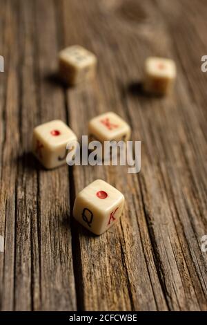 Du dessus des dés blancs ensemble de six points sur les côtés pour jouer avec une boîte sur une table en bois Banque D'Images