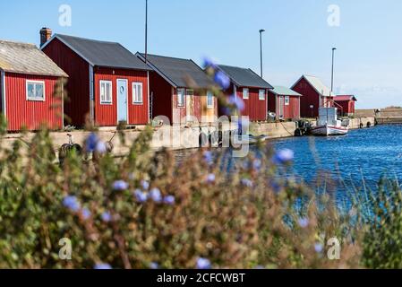 Maisons typiques en bois rouge dans une rangée dans le port sur le mur de quai. Banque D'Images