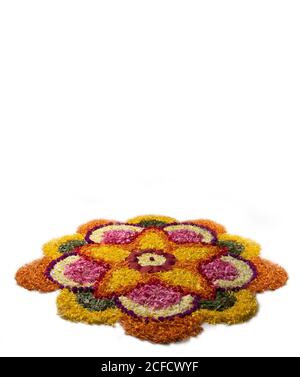 Décoration de fleurs fraîches, fond du festival Kerala Onam. Photo Banque D'Images