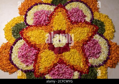 Décoration de fleurs fraîches, fond du festival Kerala Onam. Photo Banque D'Images