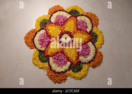 Décoration de fleurs fraîches, fond du festival Kerala Onam. Photo Banque D'Images