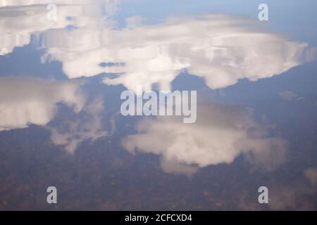 Réflexions de nuages blancs sur la surface du lac Banque D'Images