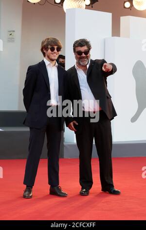 Venise, Italie. 04e septembre 2020. Andrea Pannofino et Francesco Pannofino marchent le tapis rouge devant le film 'Padrenostro' au 77e Festival du film de Venise le 04 septembre 2020 à Venise, Italie. Crédit : Annalisa Flori/Media Punch/Alamy Live News Banque D'Images