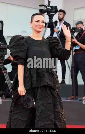 Venise, Italie. 04e septembre 2020. Arisa marche le tapis rouge devant le film 'Padrenostro' au 77e Festival du film de Venise le 04 septembre 2020 à Venise, Italie. Crédit : Annalisa Flori/Media Punch/Alamy Live News Banque D'Images