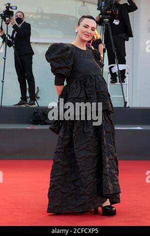 Venise, Italie. 04e septembre 2020. Arisa marche le tapis rouge devant le film 'Padrenostro' au 77e Festival du film de Venise le 04 septembre 2020 à Venise, Italie. Crédit : Annalisa Flori/Media Punch/Alamy Live News Banque D'Images