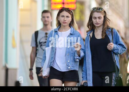 Des femmes blondes dans l'avenue Shota Rustaveli, Tbilissi, Géorgie Banque D'Images