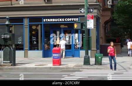 Un café Starbucks devant à New York, aux États-Unis Banque D'Images