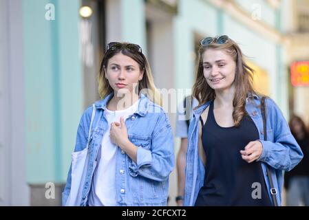 Des femmes blondes dans l'avenue Shota Rustaveli, Tbilissi, Géorgie Banque D'Images