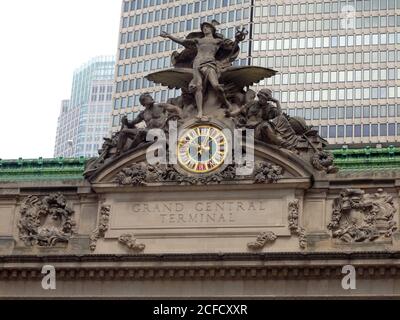 Sculpture de la gloire du commerce avec horloge sur la façade de Grand Central terminal, New York City, États-Unis Banque D'Images