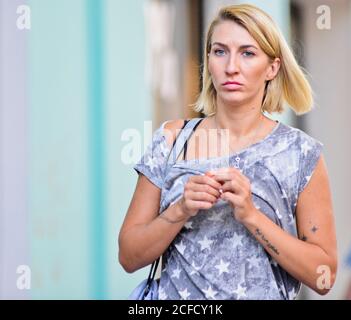 Portrait d'une femme blonde dans l'avenue Shota Rustaveli, Tbilissi, Géorgie Banque D'Images