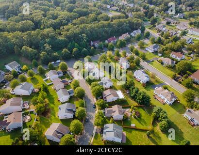 Paysage saisonnier pittoresque depuis le dessus vue aérienne d'un petit Ville dans la campagne Cleveland Ohio USA Banque D'Images