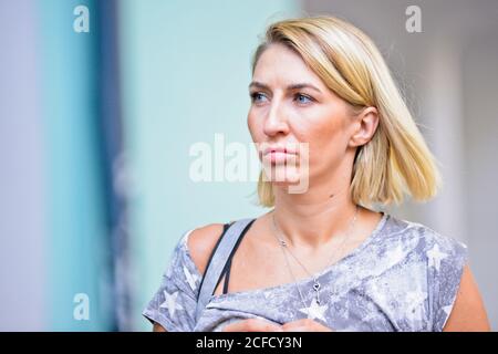 Portrait d'une femme blonde dans l'avenue Shota Rustaveli, Tbilissi, Géorgie Banque D'Images