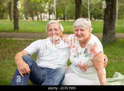 Femme âgée embrassant son partenaire. Couple senior s'amusant ensemble Banque D'Images