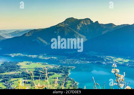 Strobl, lac Wolfgangsee, ville de St. Wolfgang im Salzkammergut, montagne Schafberg, vue de la montagne Bleckwand à Salzkammergut, Salzbourg, Autriche Banque D'Images