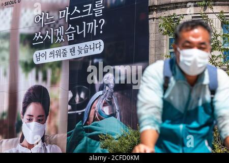 Séoul, Corée du Sud. 04e septembre 2020. Un homme portant un masque facial comme mesure préventive passe sous une bannière disant « quel masque allez-vous porter ? » Sur le mur de l'hôtel de ville de Séoul.le gouvernement sud-coréen a annoncé qu'il prolongerait le niveau 2.5 dans la région métropolitaine de Séoul pour une semaine supplémentaire jusqu'en septembre 13. Crédit : SOPA Images Limited/Alamy Live News Banque D'Images
