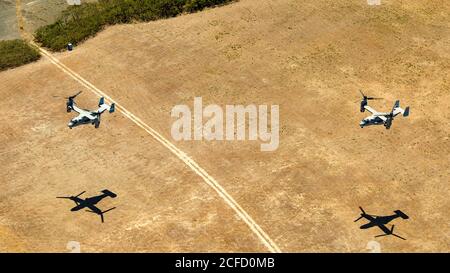 Les Marines des États-Unis avec la 3e Division Marine, la Force expéditionnaire de la Marine III conduisent un insert aérien via MV-22 Ospreys avec le Marine Medium Tiltrotor Squadron (VMM) 363 lors d'une démonstration de la Force opérationnelle Marine Air-sol à la zone d'entraînement du corps des Marines Bellows, à Hawaï, le 1er septembre 2020. Esper a effectué la visite pour assister à une démonstration du groupe de travail Marine Air-Ground, intégrant des éléments de capacités aéronautiques, terrestres et amphibies. (É.-U. Photo du corps marin par Cpl. Eric TSO) Banque D'Images