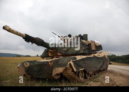 Soldats affectés au 3e Bataillon, 67e Régiment blindé, 2e équipe de combat de la Brigade blindée. 3e division d'infanterie, MAN an M1 Abrams main Battle tank pendant l'exercice d'entraînement en direct au feu d'armes combinées à la zone d'entraînement de Grafenwoehr, Allemagne, 1er septembre 2020. L'Armée de terre des États-Unis en Europe assure la disponibilité constante de forces de l'Armée des États-Unis crédibles au combat pour soutenir nos alliés et nos partenaires, ainsi que la stabilité et la sécurité de l'Europe. Pour ce faire, notre personnel et notre équipement doivent rester à un niveau élevé de préparation. (Photo DE l'armée AMÉRICAINE par le Sgt. Thomas Stubblefield) Banque D'Images