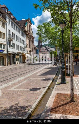 Bächle, petit ruisseau typique dans le centre, vue sur la rue, Freiburg, Freiburg im Breisgau, Bade-Wurtemberg, Allemagne, Europe Banque D'Images