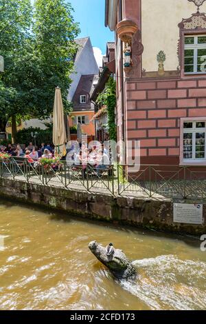 Sculpture de crocodile en granit dans le ruisseau, œuvre d'Ole Meinecke, don de Laundry Himmelsbach, Freiburg, Freiburg im Breisgau, Allemagne, Banque D'Images