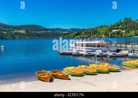 Bateaux sur le lac Titisee, location de bateaux, Titisee-Neustadt, Forêt Noire, Bade-Wurtemberg, Allemagne, Europe Banque D'Images