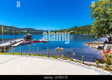 Bateaux sur le lac Titisee, location de bateaux, Titisee-Neustadt, Forêt Noire, Bade-Wurtemberg, Allemagne, Europe Banque D'Images