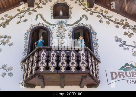 Grande horloge à coucou sur la façade du Centre de l'horloge de la Forêt Noire, Titisee, Forêt Noire, Bade-Wurtemberg, Allemagne, Europe Banque D'Images