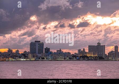 Vue depuis la forteresse « Castillo de los Tres Reyes del Morro » de la Havane au coucher du soleil, la Havane, Cuba Banque D'Images