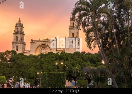 Vue depuis le parc de la cathédrale de Merida au coucher du soleil, Yucatan, Mexique Banque D'Images