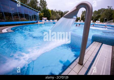 Wismar, Allemagne. 03ème septembre 2020. Seuls quelques baigneurs nagent dans la piscine extérieure de la piscine d'aventure Wonnemar. En raison de la fermeture, causée par les mesures de protection de la couronne, les piscines intérieures de l'État fédéral enregistreront une diminution importante du nombre de visiteurs en 2020. Credit: Jens Büttner/dpa-Zentralbild/dpa/Alay Live News Banque D'Images