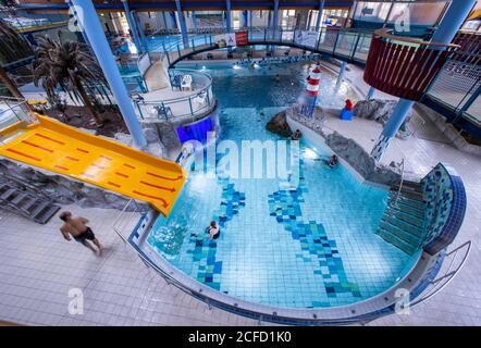 Wismar, Allemagne. 03ème septembre 2020. Seuls quelques baigneurs nagent dans l'eau à la piscine d'aventure Wonnemar. En raison de la fermeture, causée par les mesures de protection de la couronne, les piscines intérieures de l'État fédéral enregistreront une baisse importante du nombre de visiteurs en 2020. Credit: Jens Büttner/dpa-Zentralbild/dpa/Alay Live News Banque D'Images