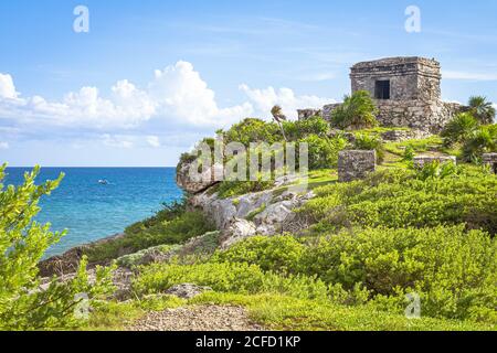 Ruines au bord de la mer sur les terrains des sites mayas de Tulum, Quintana Roo, péninsule du Yucatan, Mexique Banque D'Images
