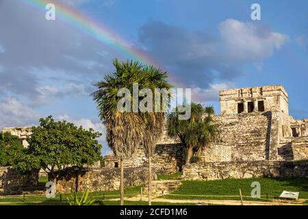 'El Castillo' - site maya antique avec arc-en-ciel, ruines de Tulum, Quintana Roo, péninsule du Yucatan, Mexique Banque D'Images