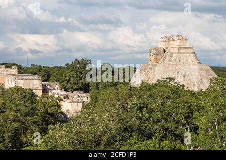 Vue sur les terres de l'ancienne ville maya d'Uxmal avec Pyramide du Magicien, Yucatan, Mexique Banque D'Images