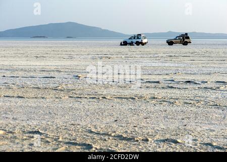 Véhicules tout-terrain qui se perdent sur la croûte de sel du lac de sel d'Assale à plus de 100 m sous le niveau de la mer, dépression de Danakil, triangle d'Afar, Éthiopie Banque D'Images