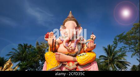 Pittoresque la grande statue de Lord Ganesha dans un parc tropical, rayons de soleil lumineux avec éclat de lentille. Narathiwat, sud de la Thaïlande. Le parc est ouvert au Banque D'Images