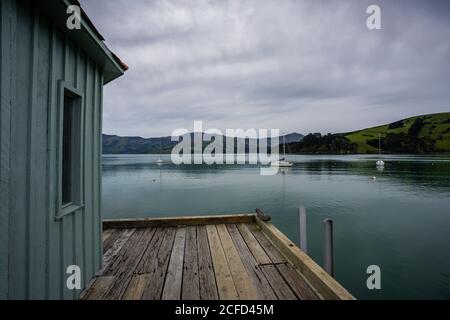 Jetée dans le port d'Akaroa Banque D'Images