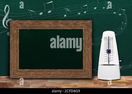 Concept de classe musicale avec notes musicales sur fond de tableau noir et cadre en bois, à côté du métronome mécanique blanc. Banque D'Images