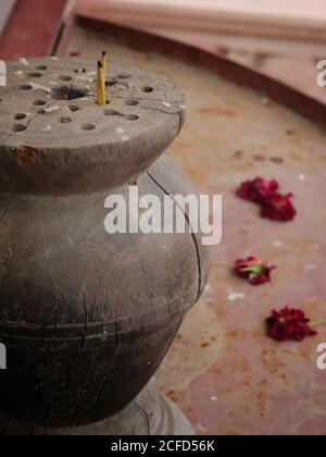 Bokeh prise de bougie en bois à l'entrée d'un temple bouddhiste à Varanasi avec un foyer sélectif. candélabrum en bois pour placer le cist Banque D'Images