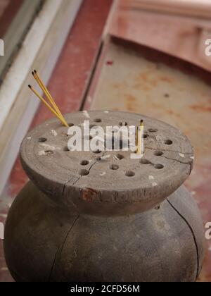 Bokeh prise de bougie en bois à l'entrée d'un temple bouddhiste à Varanasi avec un foyer sélectif. candélabrum en bois pour placer le cist Banque D'Images