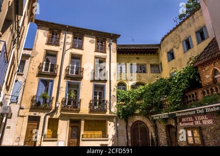 Place Soutine à Céret au printemps. Maison du vieux évêque. Banque D'Images