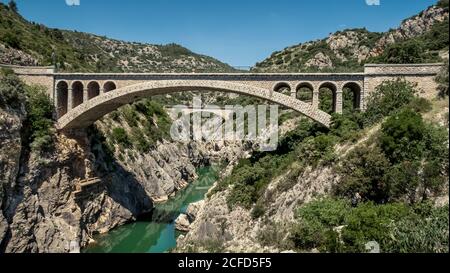 Sur le pont du Diable, en face de l'Hérault. Le pont en pierre à deux arches fut construit au XIe siècle et faisait partie de la route de pèlerinage vers Banque D'Images