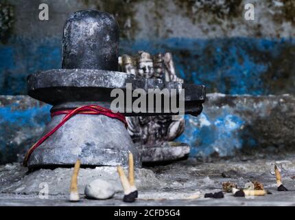 Un gros plan de shiva linga noir, également appelé Lingam. Banque D'Images