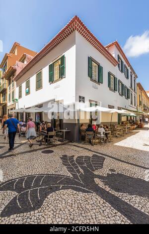 Café dans la zone piétonne, vieille ville, Funchal, Madère, Portugal Banque D'Images