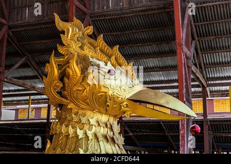 Tête d'oiseau d'or au Royal Barge Museum à Phaung Daw Oo Pagode sur le lac Inle, Heho, Myanmar Banque D'Images