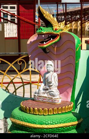 Statue de Bouddha dans des dragons à la Pagode Phaung Daw Oo sur le lac Inle, Heho, Myanmar Banque D'Images