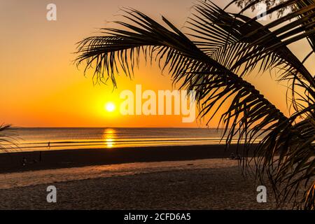 Coucher de soleil sur long Beach (Ao Yai) - partie sud, Koh Phayam. Thaïlande Banque D'Images